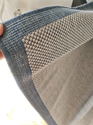 Alfombra de lana interior/exterior con ribete azul
