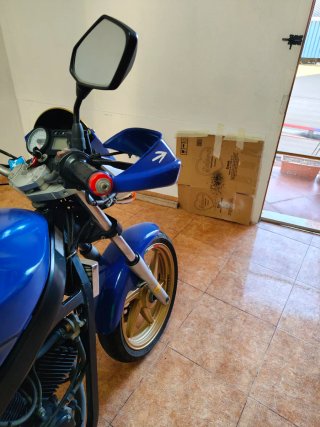Moto 125cc Naked Azul y Dorada Hyosung comet 125cc
