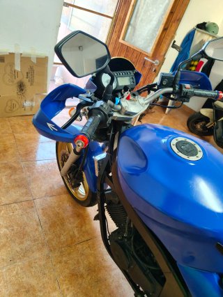 Moto 125cc Naked Azul y Dorada Hyosung comet 125cc