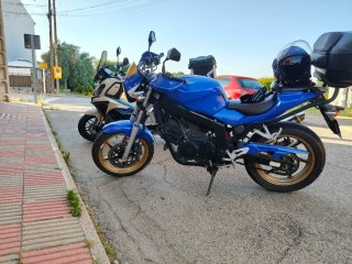 Moto 125cc Naked Azul y Dorada Hyosung comet 125cc