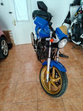 Moto 125cc Naked Azul y Dorada Hyosung comet 125cc