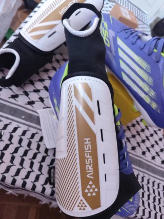 Botas y espinilleras fútbol NO Adidas Talla 44