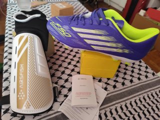 Botas y espinilleras fútbol NO Adidas Talla 44
