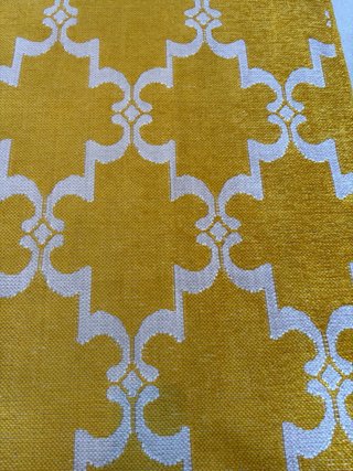 Alfombra estilo árabe amarilla y blanca