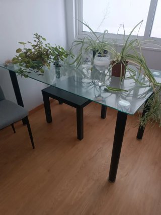 Mesa de cristal patas negras