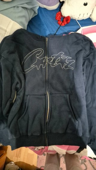 Chaqueta azul con cremallera y logo