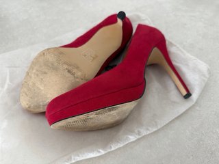 Zapatos de tacón rojos