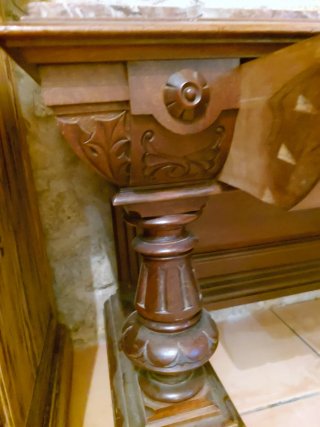 Mueble antiguo de nogal con tapa de mármol