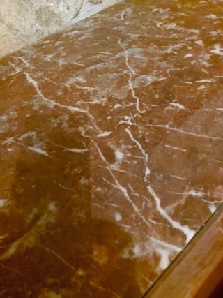 Mueble antiguo de nogal con tapa de mármol