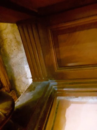 Mueble antiguo de nogal con tapa de mármol