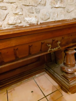 Mueble antiguo de nogal con tapa de mármol