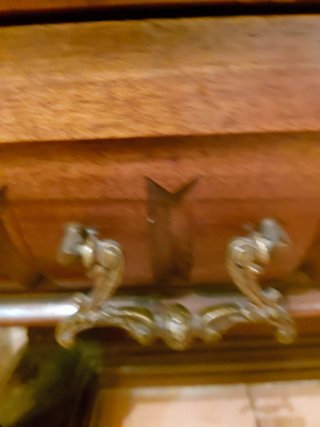 Mueble antiguo de nogal con tapa de mármol