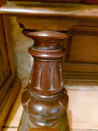Mueble antiguo de nogal con tapa de mármol