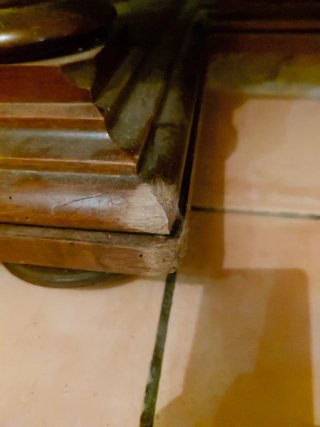 Mueble antiguo de nogal con tapa de mármol