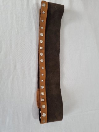 Cinturón de piel marrón con tachuelas