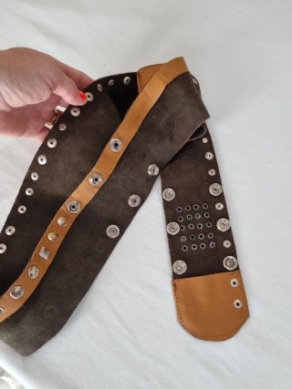 Cinturón de piel marrón con tachuelas