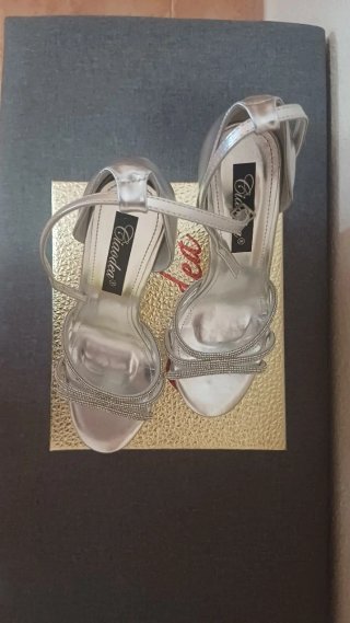 Sandalias de tacón plateadas con pedrería