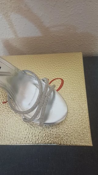 Sandalias de tacón plateadas con pedrería