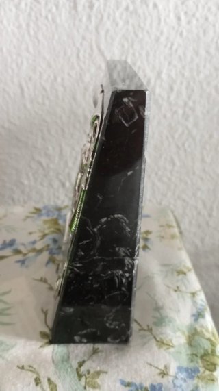 Figura decorativa niña rezando mármol y metal