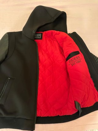 Chaqueta Guess Negra con Capucha y Forro Rojo