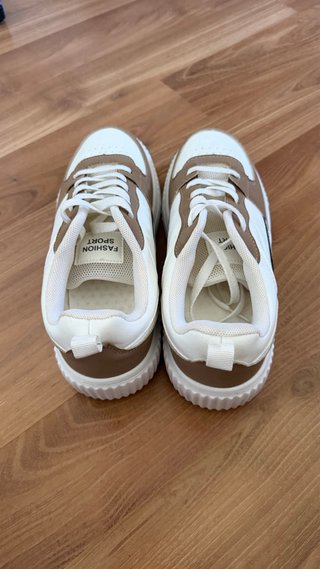 Zapatillas de vestir blancas y marrones