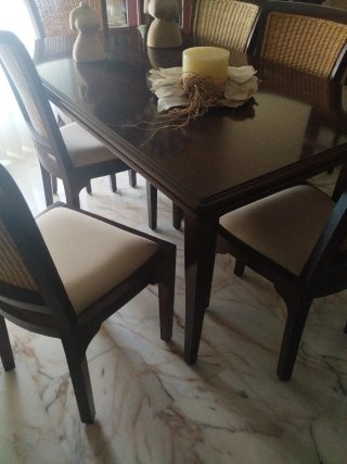 Mesa de comedor de madera