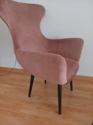 Sillón y reposapiés rosa y negro