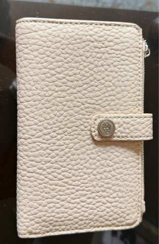 Cartera de piel beige con cierre