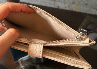 Cartera de piel beige con cierre