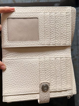 Cartera de piel beige con cierre
