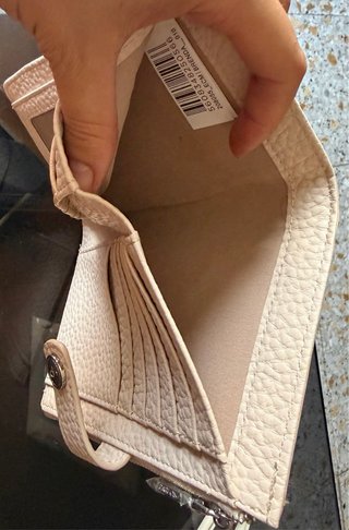 Cartera de piel beige con cierre