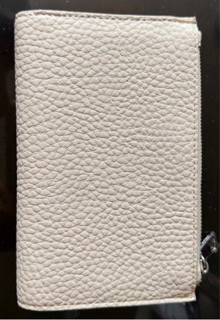 Cartera de piel beige con cierre