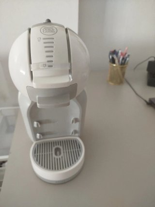 Cafetera Dolce Gusto Gris y Blanca