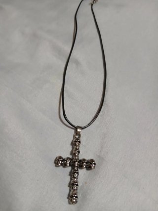 Collar Cruz Calaveras con Cordón Negro