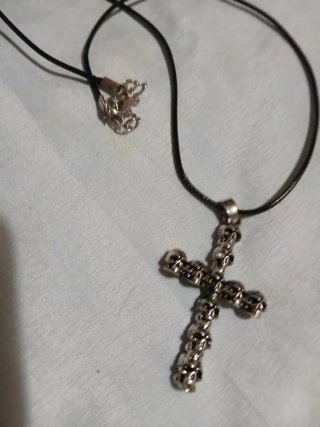 Collar Cruz Calaveras con Cordón Negro