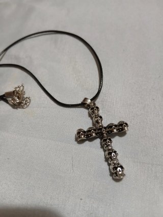 Collar Cruz Calaveras con Cordón Negro