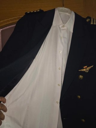 Traje azul con insignias doradas para niños de13añ