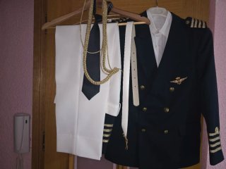 Traje azul con insignias doradas para niños de13añ