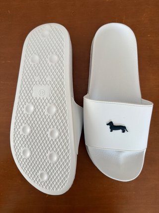 Sandalias Blancas con Perro Salchicha
