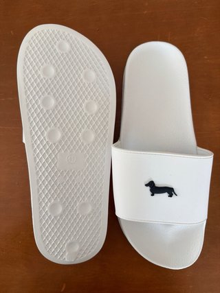 Sandalias Blancas con Perro Salchicha