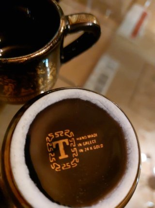 Tazas y platitos de café con oro 24k