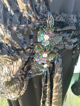 Traje de fiesta negro con lentejuelas