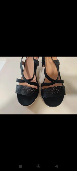 Sandalias negras de cuña con tiras cruzadas