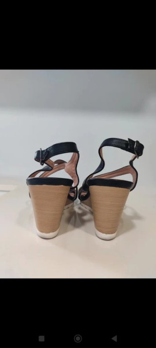 Sandalias negras de cuña con tiras cruzadas