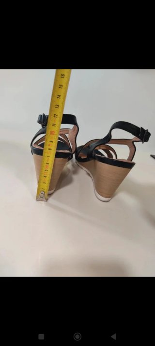 Sandalias negras de cuña con tiras cruzadas