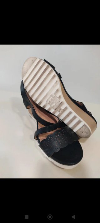 Sandalias negras de cuña con tiras cruzadas