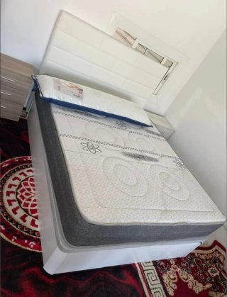 Letto a scomparsa in legno con materassi