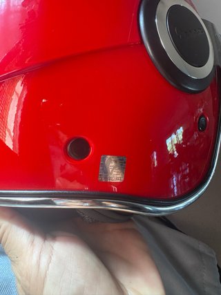 Casco Vespa Rojo con Visera y Bolsa