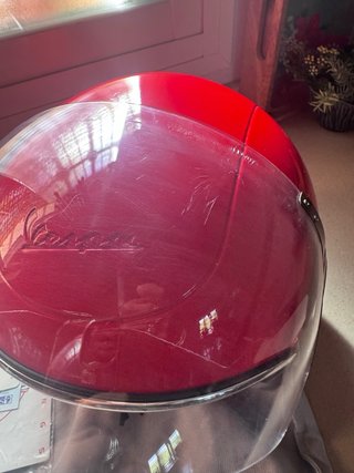 Casco Vespa Rojo con Visera y Bolsa