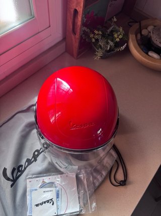 Casco Vespa Rojo con Visera y Bolsa
